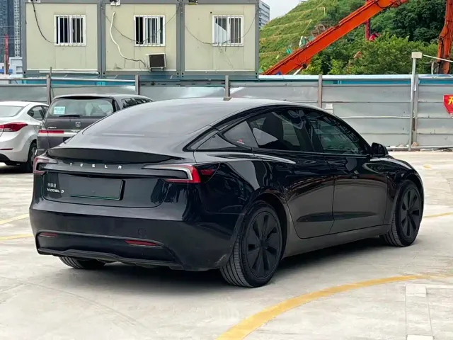 Tesla Model 3 — Фото автомобиля 15