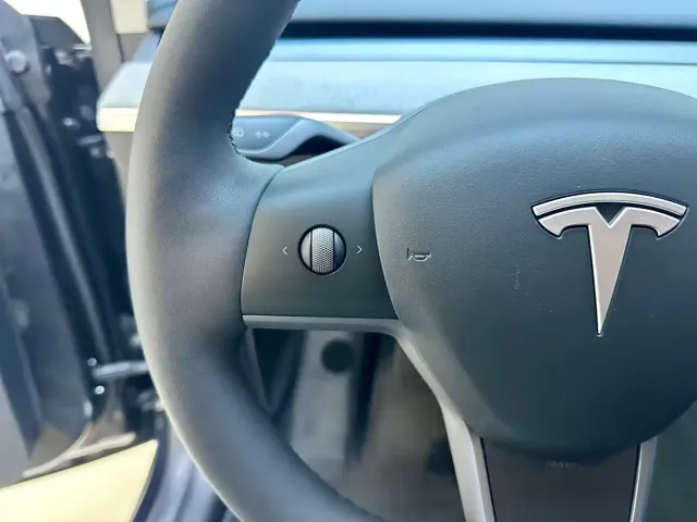 Tesla Model Y — Фото автомобиля 15
