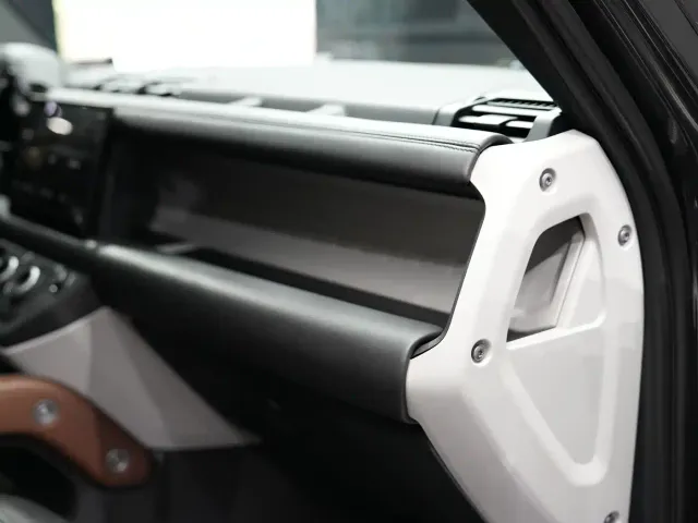 Land Rover Defender — Фото автомобиля 14