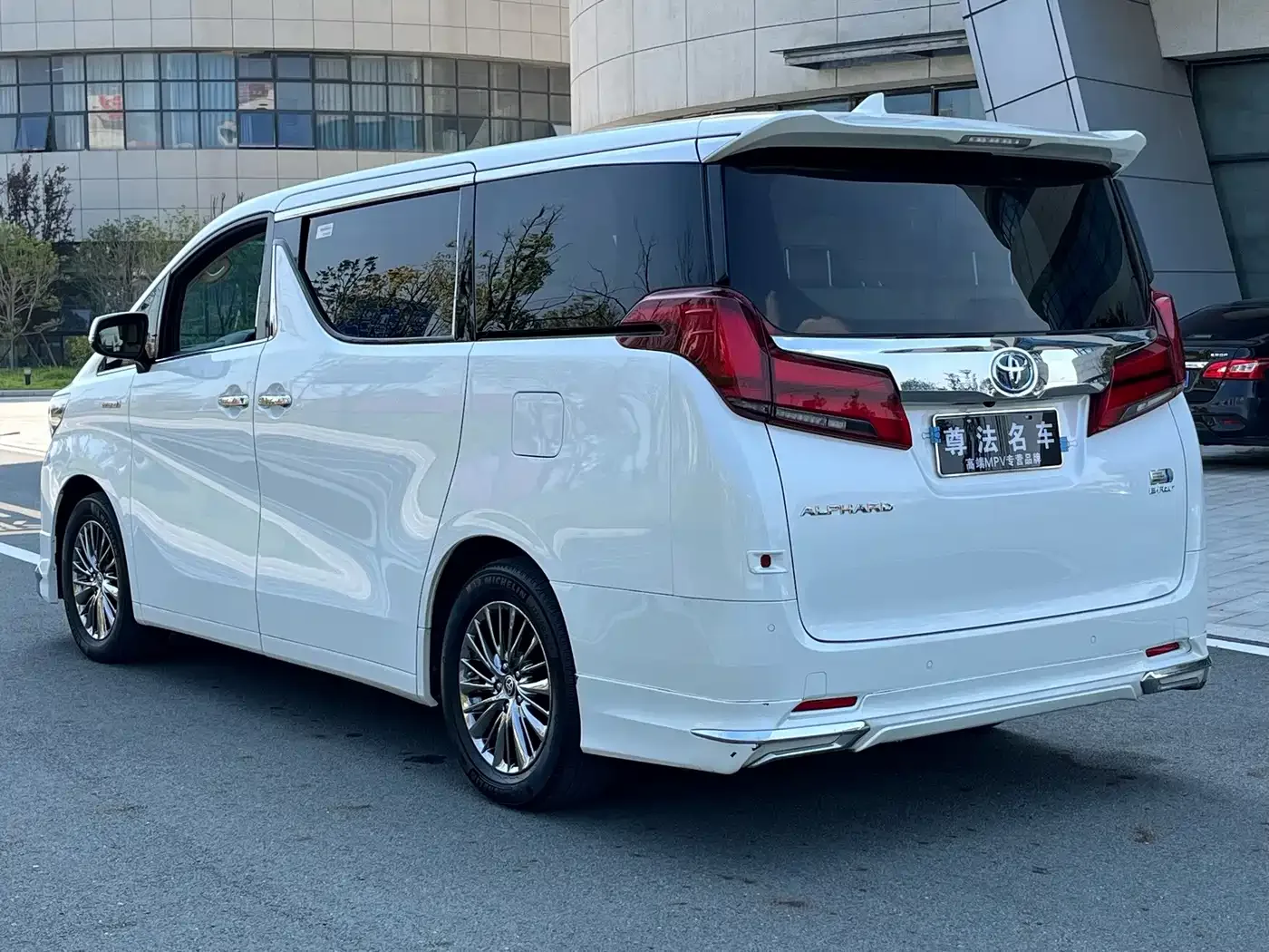 Toyota Alphard 2021 Hybrid 2.5L Luxury — Фото автомобиля 4
