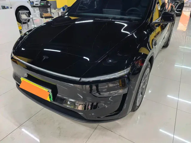 Tesla Model Y L — Фото автомобиля 14