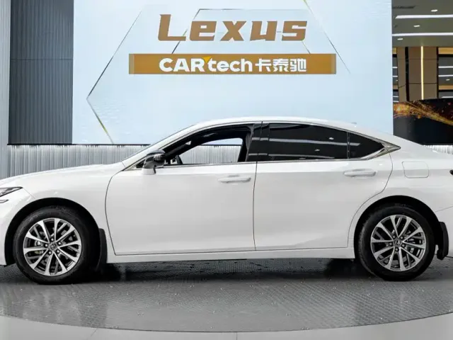 Lexus ES — Фото автомобиля 3