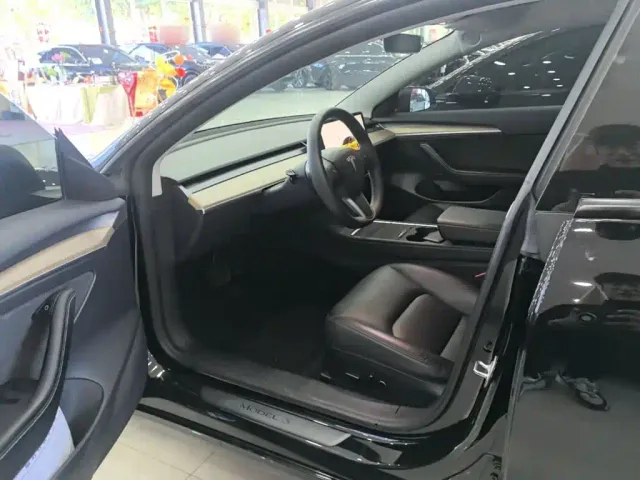 Tesla Model 3 — Фото автомобиля 15