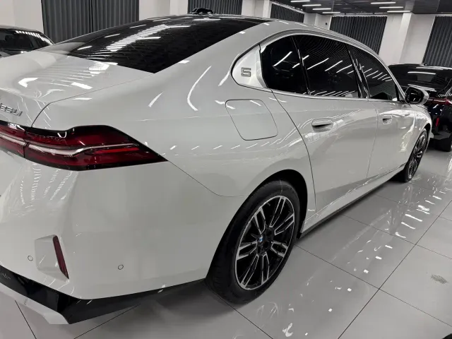 BMW 5 Series — Фото автомобиля 2