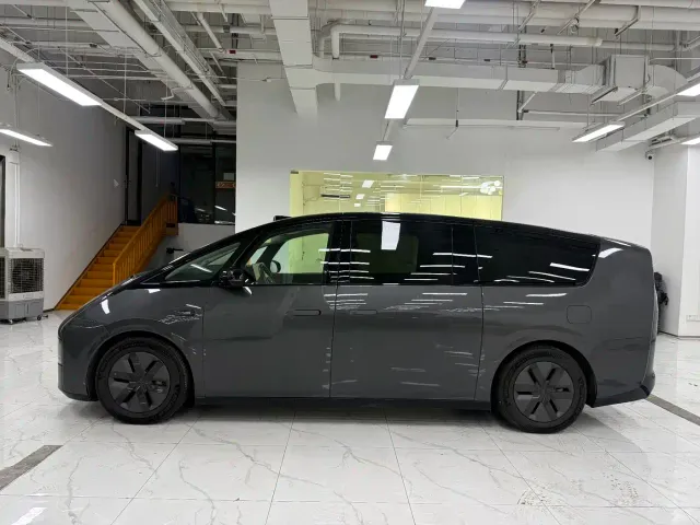 Li Auto MEGA — Фото автомобиля 3