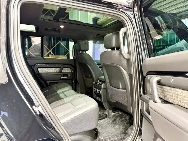 Land Rover Defender — Фото автомобиля 13