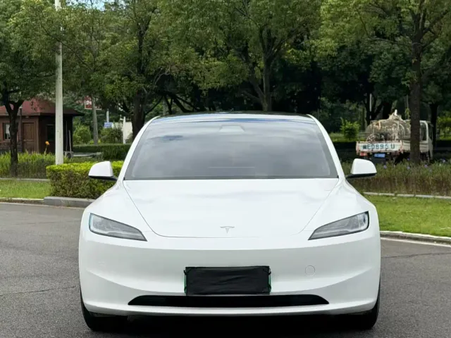 Tesla Model 3 — Фото автомобиля 2