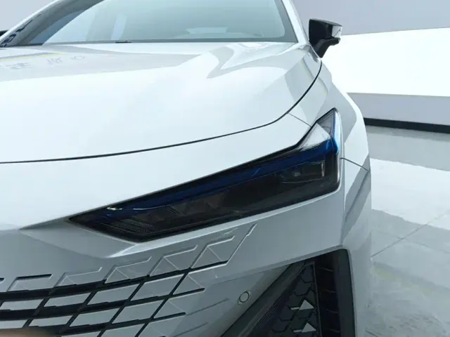 Changan Changan UNI-V 2023 1.5T Premium Edition — Фото автомобиля 5