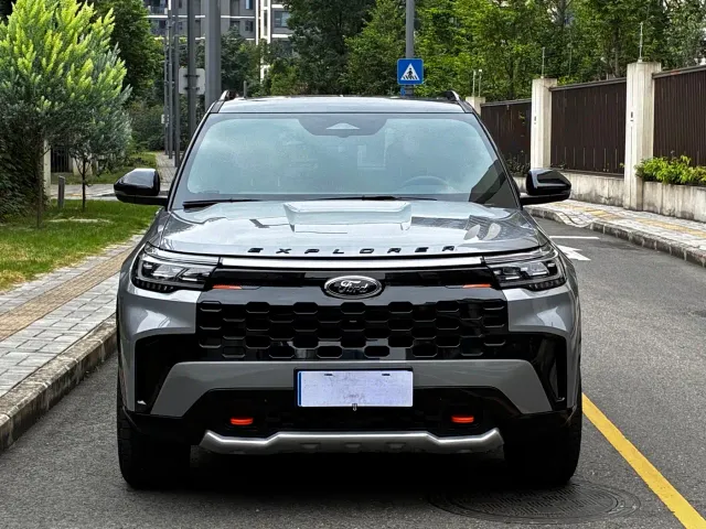 Ford Explorer — Фото автомобиля 2