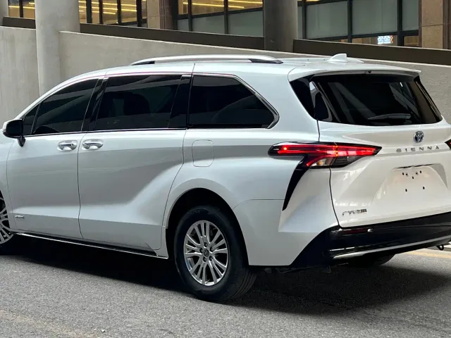 Toyota Sienna — Фото автомобиля 2