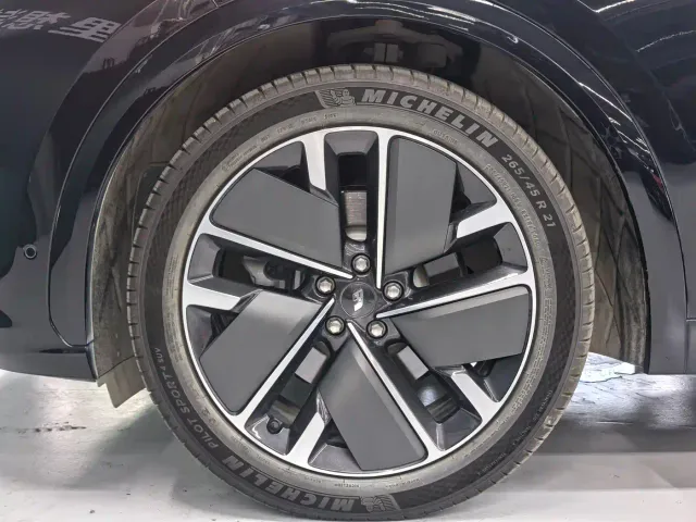 Li Auto L7 — Фото автомобиля 10