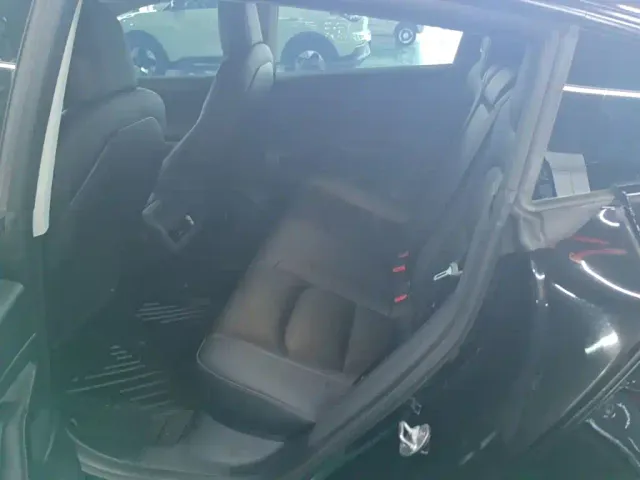 Tesla Model 3 — Фото автомобиля 16