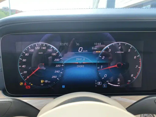 Mercedes-Benz E-Class — Фото автомобиля 2