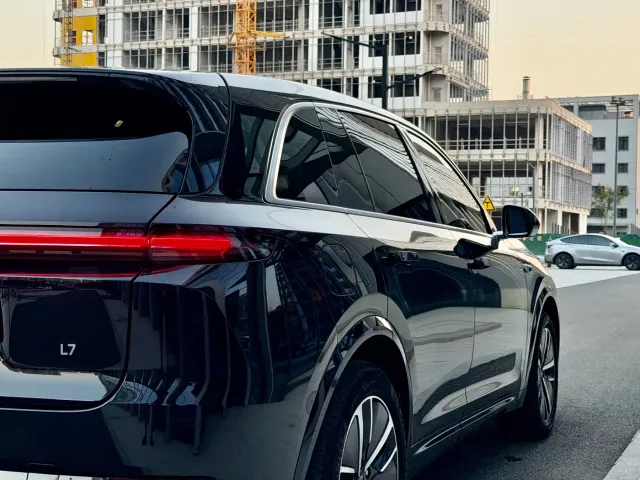 Li Auto L7 — Фото автомобиля 12