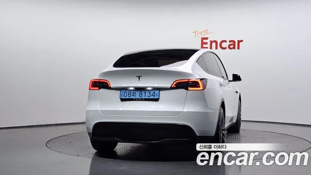 Tesla Model Y — Фото автомобиля 3