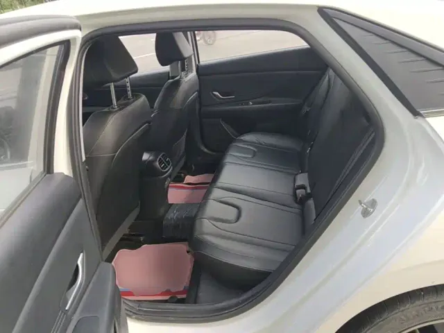 Hyundai Elantra — Фото автомобиля 16