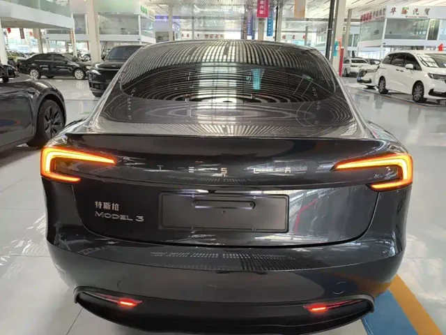 Tesla Model 3 — Фото автомобиля 5