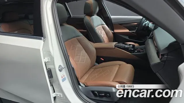 BMW 5 Series G60 — Фото автомобиля 16