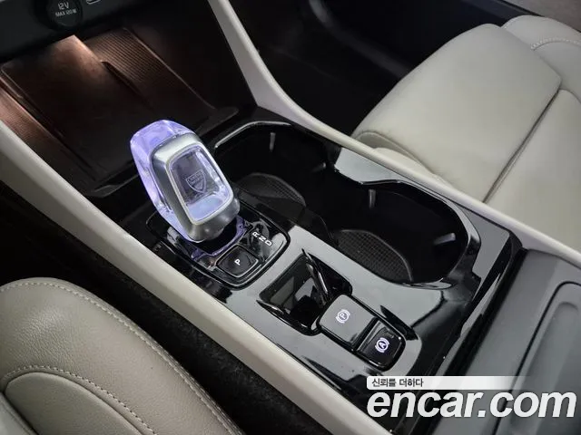 Volvo XC40 — Фото автомобиля 8
