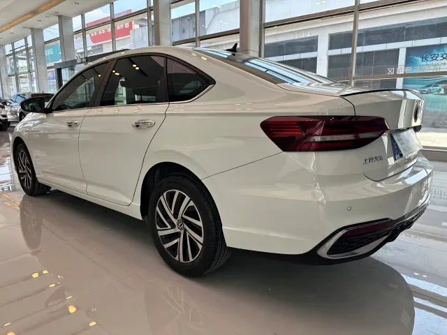 Volkswagen Lavida — Фото автомобиля 4