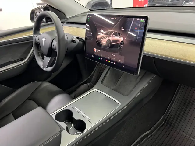 Tesla Model Y — Фото автомобиля 23