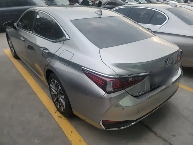 Lexus ES — Фото автомобиля 4
