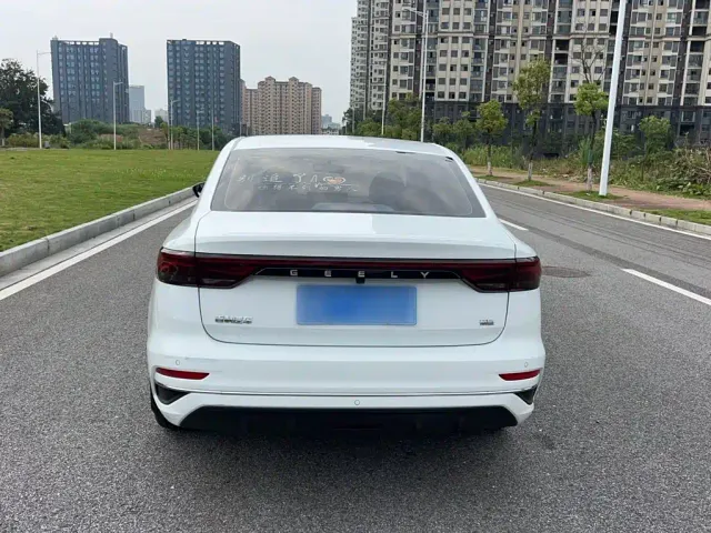 Geely Emgrand — Фото автомобиля 24