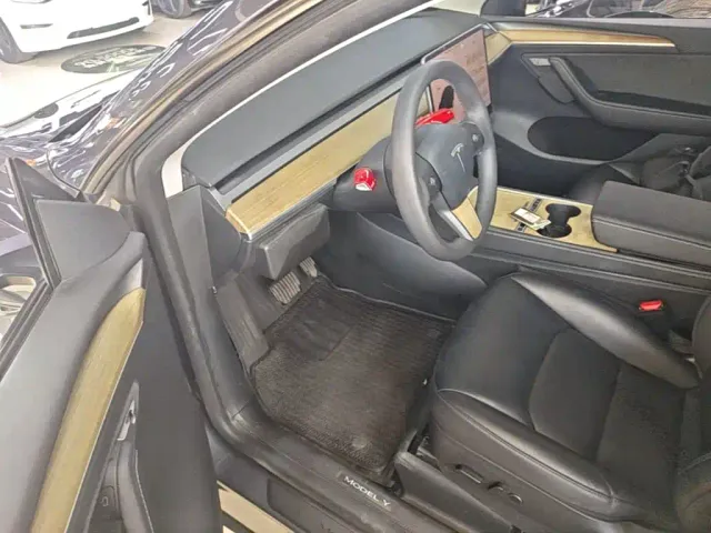 Tesla Model Y — Фото автомобиля 11