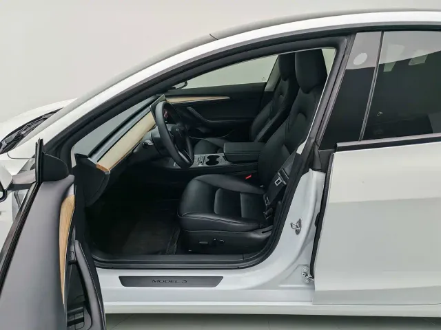 Tesla Model 3 — Фото автомобиля 11