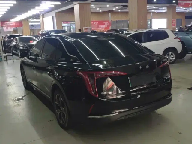 Hongqi E-QM5 — Фото автомобиля 4
