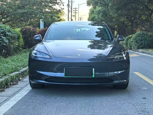 Tesla Model 3 — Фото автомобиля 2