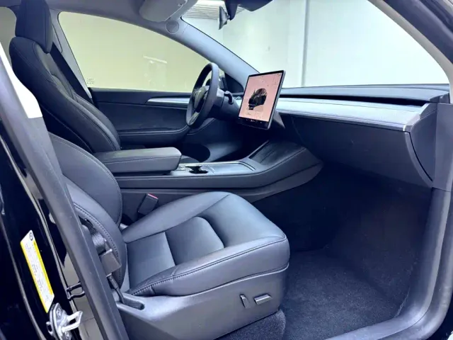 Tesla Model Y — Фото автомобиля 11