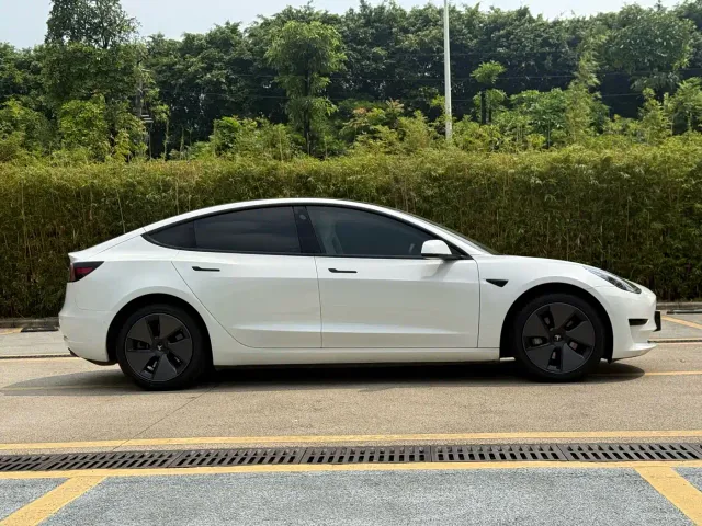Tesla Model 3 — Фото автомобиля 16