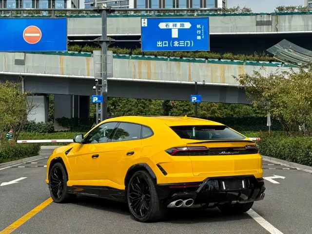 Lamborghini Urus — Фото автомобиля 9