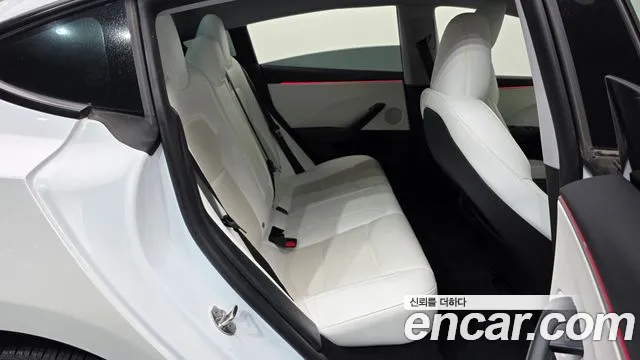Tesla Model 3 — Фото автомобиля 11