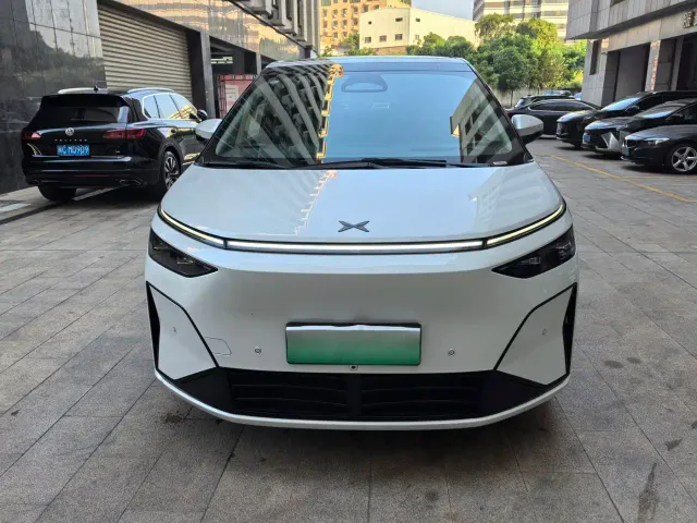 Xpeng X9 — Фото автомобиля 2