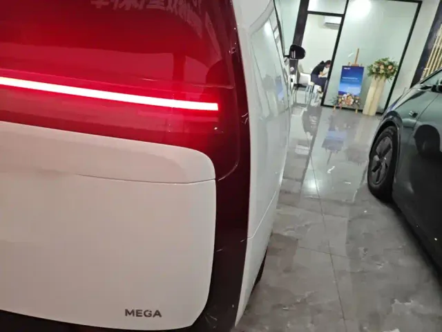 Li Auto MEGA — Фото автомобиля 7