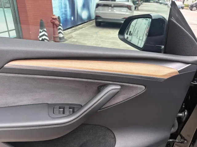 Tesla Model Y — Фото автомобиля 11