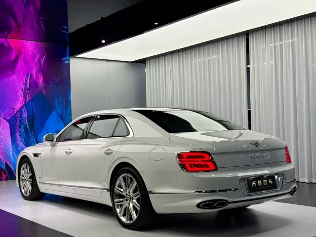 Bentley Flying Spur Plug-in Hybrid 2022 2.9T V6 Hybrid — Фото автомобиля 4