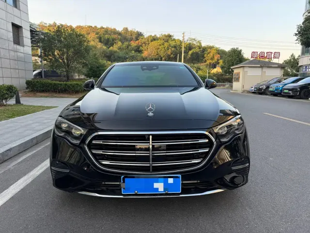 Mercedes-Benz E-Class — Фото автомобиля 2