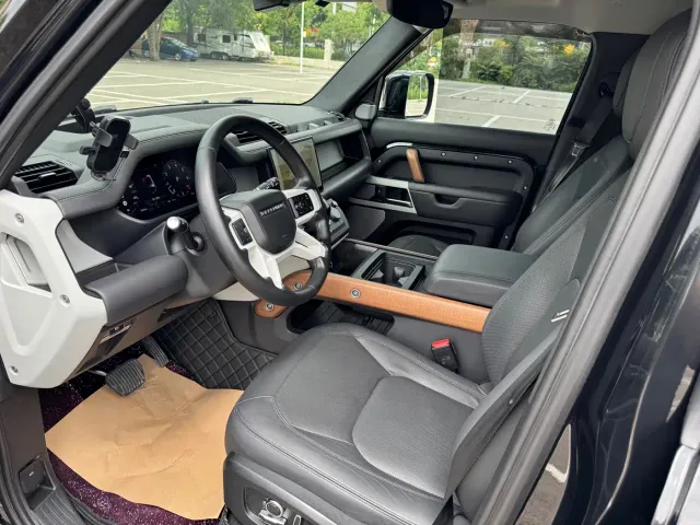 Land Rover Defender — Фото автомобиля 14