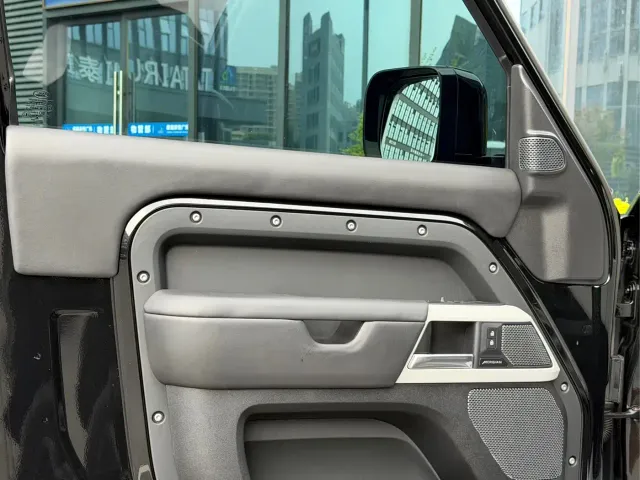 Land Rover Defender — Фото автомобиля 7