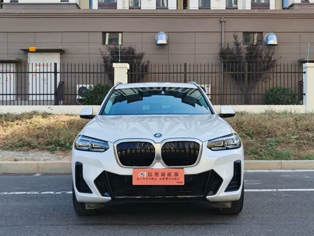 BMW iX3 — Фото автомобиля 2