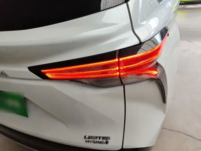 Toyota Sienna — Фото автомобиля 7