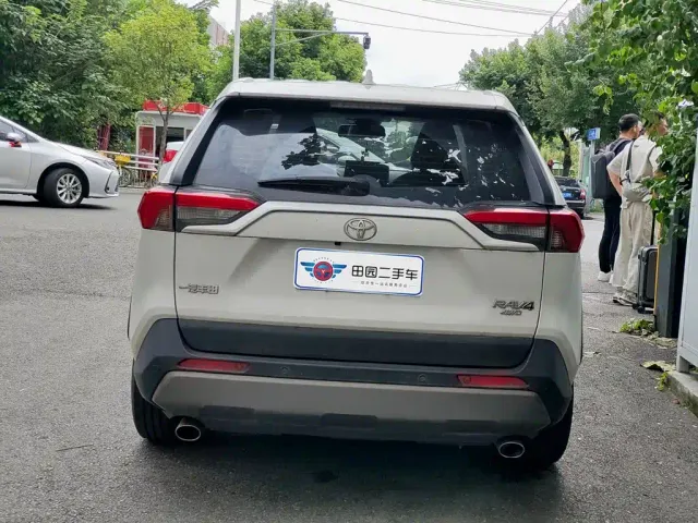 Toyota RAV4 — Фото автомобиля 5