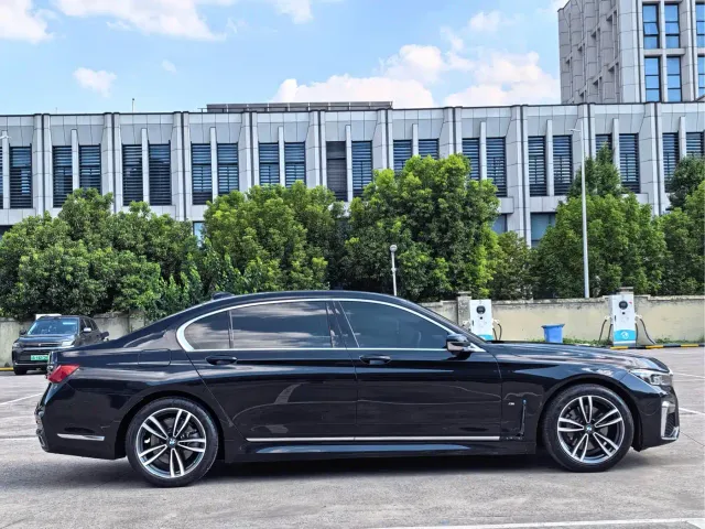 BMW 7 Series — Фото автомобиля 3