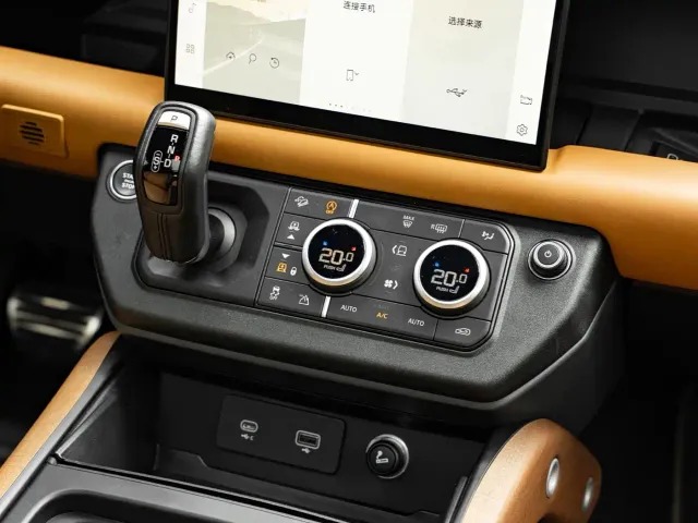 Land Rover Defender — Фото автомобиля 11