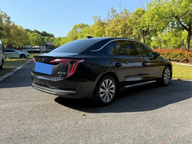 Hongqi E-QM5 — Фото автомобиля 6