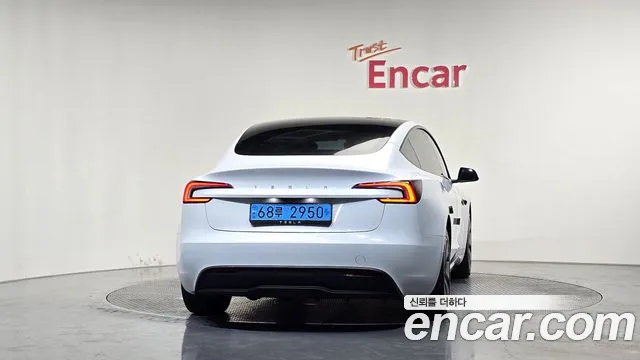 Tesla Model 3 — Фото автомобиля 4