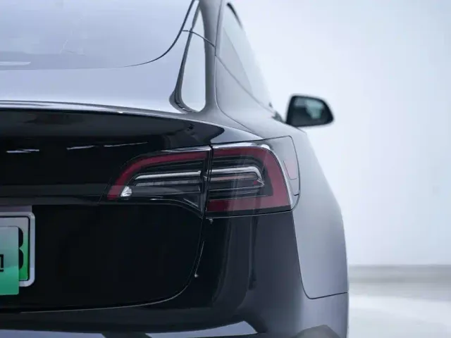 Tesla Model 3 — Фото автомобиля 10